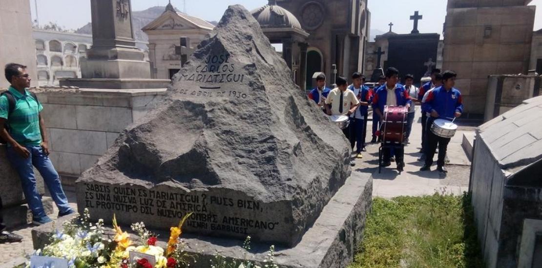 Ofrenda floral en la tumba de Mariátegui por los 88 años de su partida recordando su obra y labor intelectual