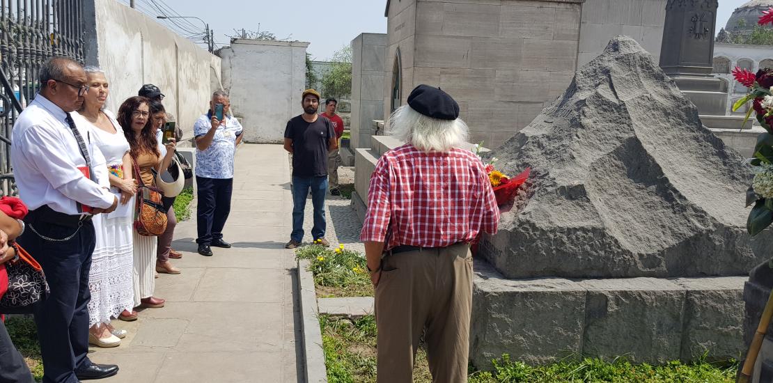 Romería en la tumba de José Carlos Mariátegui. Romería realizada a la tumba de José Carlos Mariátegui en el cementerio Presbítero Maestro la tarde del día marte 16 de abril por los 94 años de su partida. Estuvimos acompañados por los miembros de la Asocia