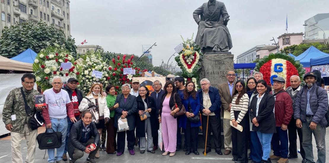 Colocación de ofrenda floral al pie de la estatua de José Carlos Mariátegui por la conmemoración del 131 aniversario de su nacimiento.