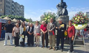 Colocación de una ofrenda floral al pie de la estatua de José Carlos Mariátegui, en conmemoración del 132.º aniversario de su nacimiento.